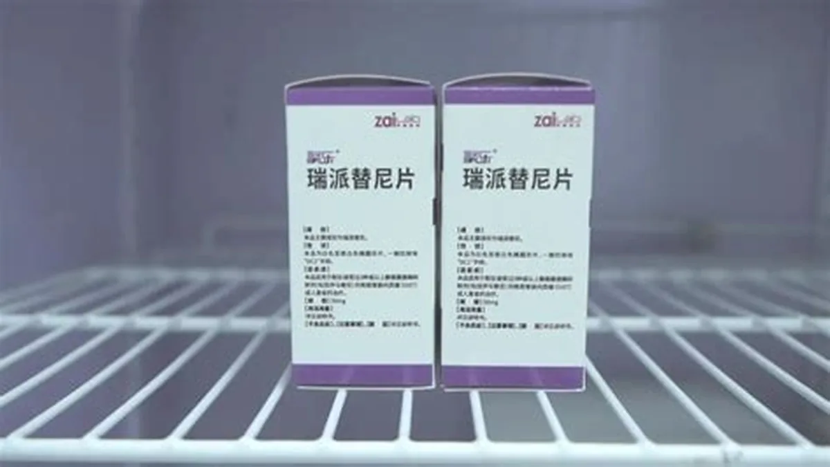 医生向患者解释瑞派替尼的影像评估结果